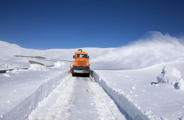 <p>Kentin dağlık ve engebeli coğrafyasında zor koşullarda çalışan "kar kaplanları", ulaşımın kesintisiz sağlanması için tüm zorluklara göğüs geriyor.</p>
