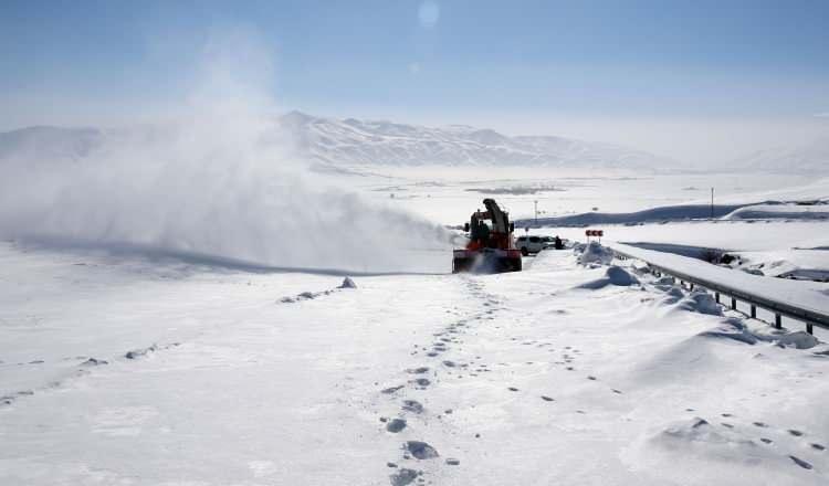 <p>Kar kalınlığının yer yer 2 metreyi bulduğu yüksek rakımlı ve dik yamaçlarda çığ tehlikesine rağmen karla mücadele eden ekipler, kar ve tipi nedeniyle kapanan köy yollarını açmak için bazen günlerce evlerine gidemiyor.</p>
