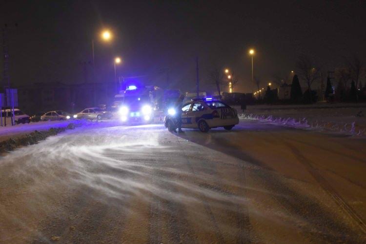 <p>Bunun üzerine polis, yolun her iki yönünü de ulaşıma kapattı. TIR'ın, çekilmesinin ardından yolun ulaşıma açılacağı ve yine tipi nedeniyle hasarlı kazaların meydana geldiği belirtildi. </p>
