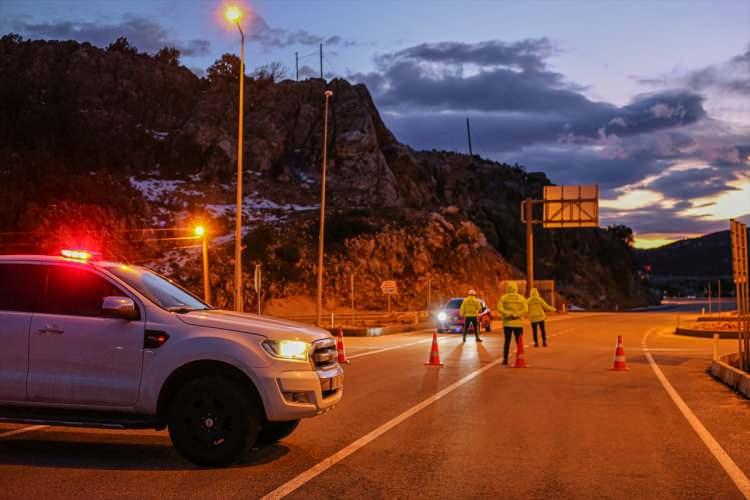 <p>AFAD, UMKE ve jandarma ekipleri araçlarda mahsur kalanların yardımına koştu. Jandarma ve polis ekipleri, araçları dinlenme tesislerine yönlendiriyor.</p>