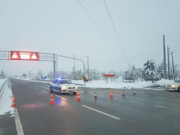 <p><strong>MUŞ</strong></p>

<p>Muş'ta sabah saatlerinde kar yağışı etkili oldu. İl Özel İdaresi Genel Sekreteri Şeyhmus Yentür, kar nedeniyle kent genelinde 23 köy yolunun ulaşıma kapandığını belirtti.</p>
