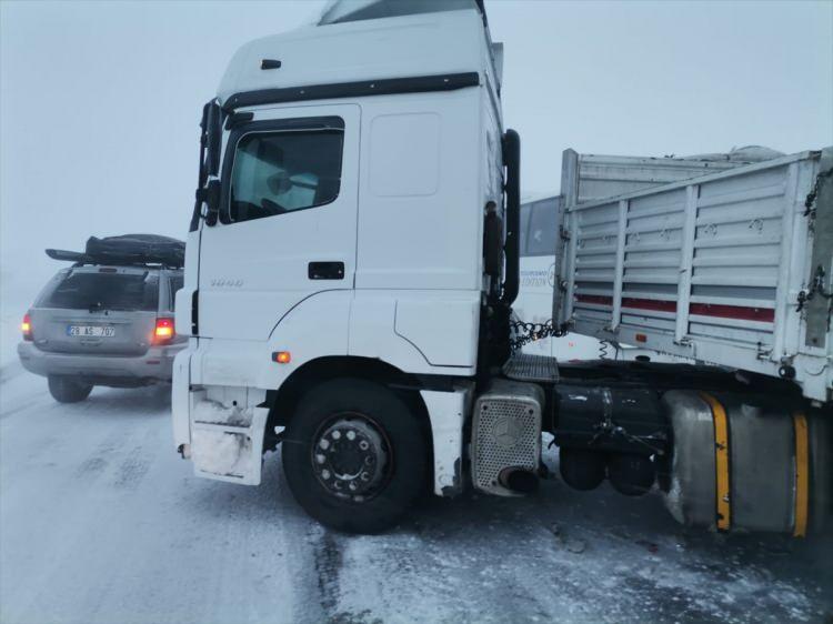 <p><strong>SİVAS'TA KAR VE TİPİ YÜZÜNDEN 38 KÖY YOLU ULAŞIMA KAPANDI</strong></p>
<p>İl Özel İdaresinden yapılan açıklamaya göre, ekipler, kapalı 38 yolun açılması için çalışmalarını sürdürüyor.</p>
