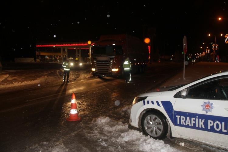 <p>Afyonkarahisar-<strong>Konya</strong> karayolunun yaklaşık 20 kilometresi yolda oluşan buzlanma ve kazalar nedeniyle trafiğe çift yönlü olarak kapatıldı. Yolda 2 saattir bu yana trafik akışı sağlanamıyor.</p>
