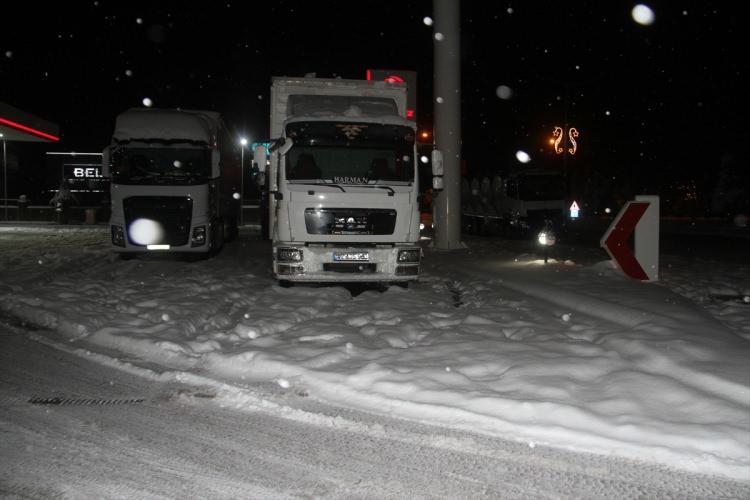 <p>Karayolunun Afyonkarahisar çıkışı ile Çay ilçesi arasında kalan yaklaşık 20 kilometrelik kısmı buzlanma ve kazalar nedeniyle ulaşıma kapandı.</p>
