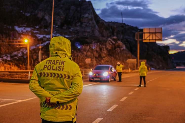 <p> Kazanın ardından araçlar yolu kapatırken, bölgeye çok sayıda polis ve jandarma ekibi sevk edildi. Kazada yaralananlar yol kapalı olduğu için 112 Acil servis ambulanslarının ters istikametten gelmeleri ile ambulanslarla hastanelere kaldırıldı.</p>
