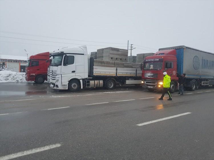 <p>Karayolunda uzun araç kuyrukları oluştu<br />
Polis ve jandarma ekipleri güvenlik gerekçesi ile otomobil ve ağır tonajlı araçların geçişlerine izin vermezken, karayolları ekipleri ise bölgede tuzlama çalışması başlattı. </p>
