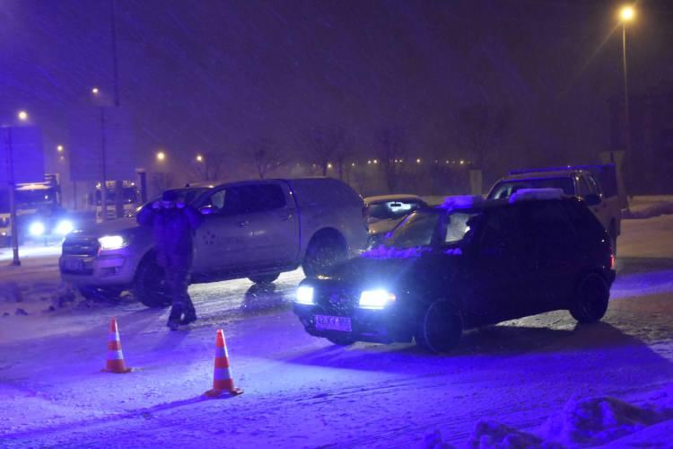 <p>Otobüslerin de geçişine izin verilmemesi üzerine yolcular, şehirlerarası otobüs terminalinde bekletilmeye başlandı. Konya’nın 24 ilçesinde de 10 Şubat Perşembe günü yüz yüze eğitime ara verilerek uzaktan eğitim kararı alındı.</p>