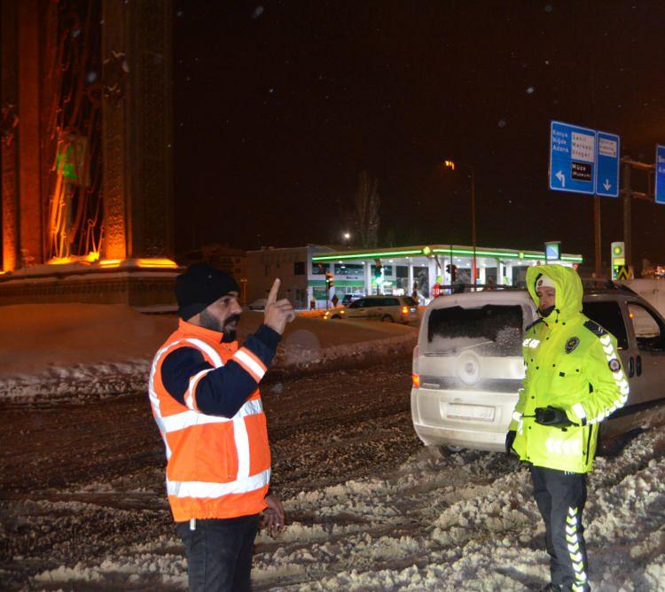<p>Kar yağışı ve yoğun tipiyle yollarda oluşan buzlanma ve meydana gelebilecek kazaların önlenmesi amacıyla Konya-Antalya, Isparta, Ankara, Afyonkarahisar, Aksaray ve Adana karayolları tüm araçların ulaşıma çift taraflı olarak kapatıldı.</p>
