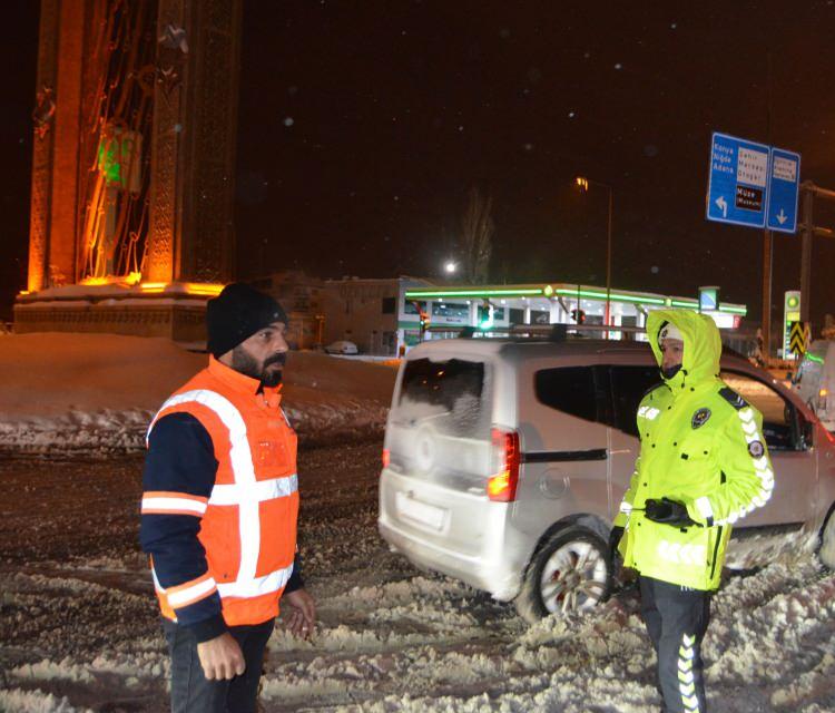 <p>Yola çıkanlar durduruluyor<br />
Akşehir’e gitmek için Konya’dan yola çıkan ve tipi nedeniyle kapanan yolun polis noktasında durdurulan Burak Büyükköroğlu, “Akşehir’den geldik. Konya’da sabah işlerimiz vardı. Sabah onları hallettik ve akşam dönecektik ama yoğun kar yağışı ve tipi nedeniyle bizi bırakmadılar. Şuanda bekliyoruz, inşallah yollar açılacak ve biz de evimize gideceğiz” dedi.</p>
