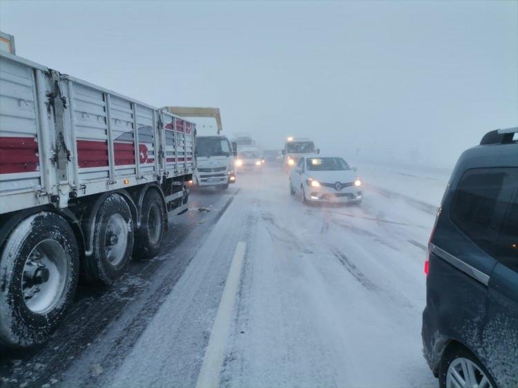 <p>Konya’dan yola çıkan kamyon şoförü olan Ahmet Koç, “Konya’dan yola çıktık, İstanbul’a gideceğiz. Ama yol kapalı burada kış böyle, arada böyle kalıyoruz sabaha kadar” ifadelerini kullandı.</p>