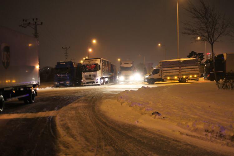 <p>Konya’nın 24 ilçesinde yüz yüze eğitime kar tatili<br />
Konya’nın 24 ilçesinde de kar yağışı, tipi ve buzlanma sebebiyle yüz yüze eğitime 10 Şubat 2022 Perşembe günü 1 gün süreyle ara verilerek, uzaktan eğitim kararı alındı. </p>