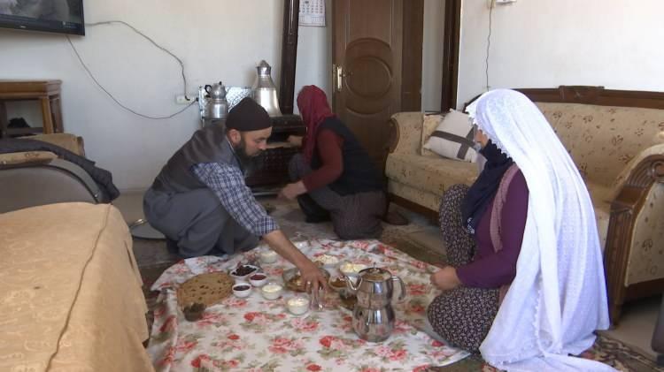 <p>Komşularıma, arkadaşlarıma sesleniyorum köylerini harap etmesinler köylerini hiçe saymasınlar gelsinler imar etsinler. Köylerimiz, köy olmaktan çıkmasın harabe olmasın bizim amacımız da bu.</p>
