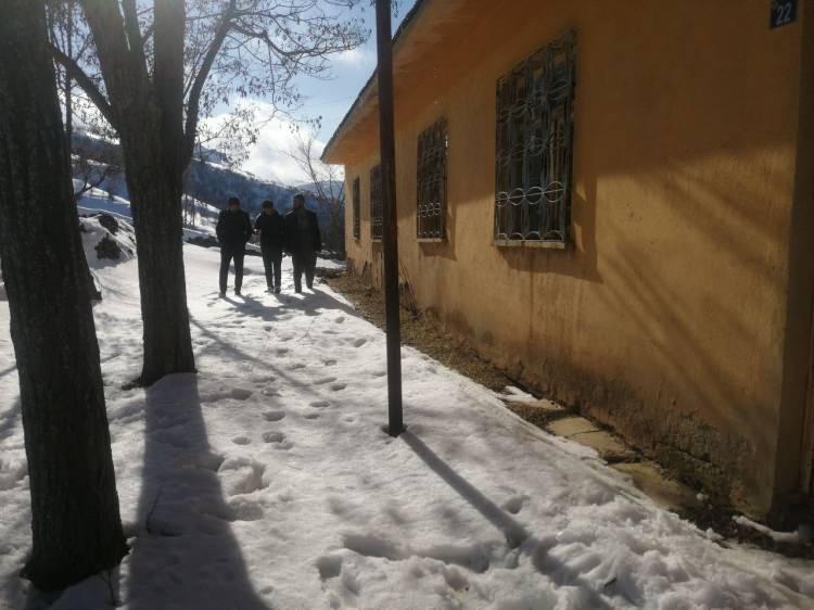 <p>Yazın nüfusumuz biraz daha fazla oluyor. Bazen 40 veya 50 kişiye kadar çıkıyor. Güzel bir duygu değil neden mi ‘ben 55 yaşındayım geçmiş yıllara gidiyorum eskiyi yâd ediyorum. Köyde okul var okula gidecek çocuk yok. Köyde en küçük kişi 20 yaşında. </p>