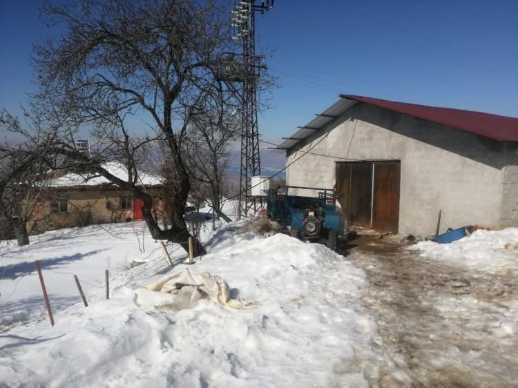<p>İsterdim ki benim köyüm 39 değil de 109 olsun ama malum nedenlerden dolayı köyümüz göç vermek zorunda kaldı. Hayvancılık yapıyoruz, o diğer arkadaşa gidiyoruz hasbihal etmeye o bize geliyor günümüz öyle geçiyor” dedi.</p>