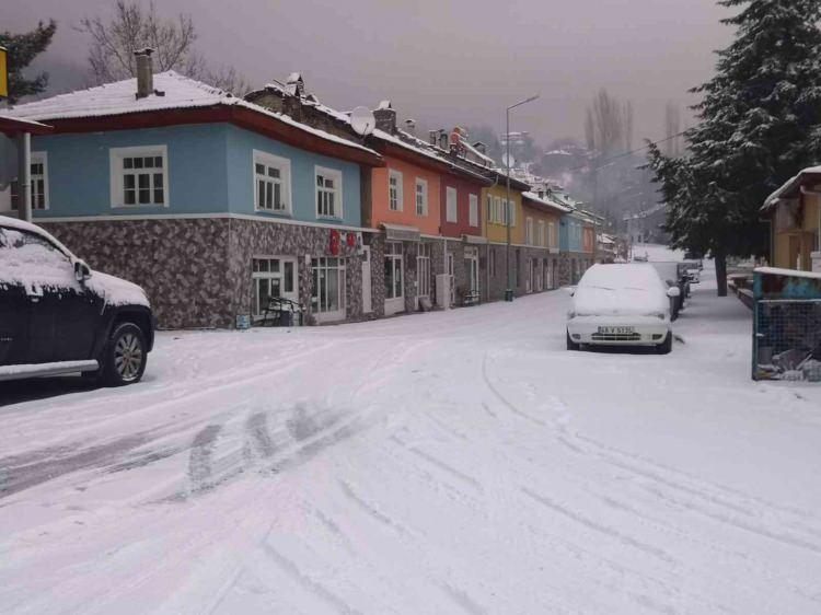 <p><strong>BİLECİK</strong></p>

<p>Bilecik ve ilçelerinin etkisini altına alan kar yağışı sonrası taşımalı eğitime 1 gün ara verildi.</p>

<p>Konu hakkında Bilecik Valiliğinden yapılan açıklamada, “İlimiz genelinde ve yüksek kesimlerinde etkili olan kar yağışı sebebiyle sadece köylerden taşımalı okul merkezlerine taşınmak suretiyle, taşımalı eğitim gören öğrencilerimiz için 1 gün 09 Şubat 2022 Çarşamba süre ile taşımalı eğitime ara verilmesine karar verilmiştir” denildi.</p>
