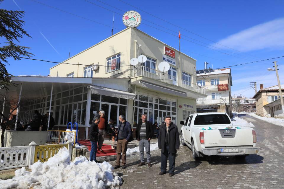 <p>Isparta'ya 20 kilometre uzaklıktaki 2 bin nüfuslu Büyükgökçeli köyüne, 5 gündür elektrik verilemiyor. Köyün tek fırınında elektrik olmadığı için ekmek üretilemezken, bozulan gıdalar da çöpe döküldü. Köy halkı, sobayla ısınırken, piknik tüpüne metal ekleme yapanlar da aydınlatma sorununu çözmeye çalıştı.</p>
