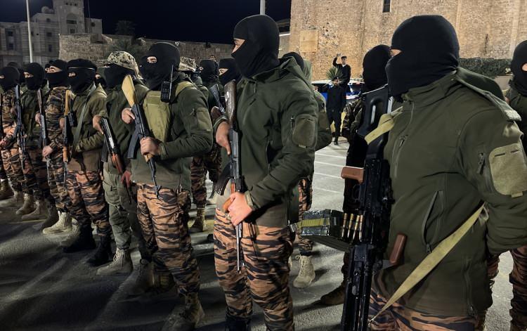 <p>Trablus'un doğusundaki Tacura bölgesinden giriş yapan 200 kadar ağır silahlı askeri aracın ilk grubu Şehitler Meydanı’ndaki sahile ulaştı.</p>
