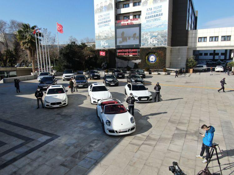 <p>Emniyet Müdürlüğü Kaçakçılık Şube Müdürlüğü ekipleri, yurt dışından getirilen lüks araçları sahte belgelerle piyasaya süren şebekeye operasyon düzenledi.</p>
