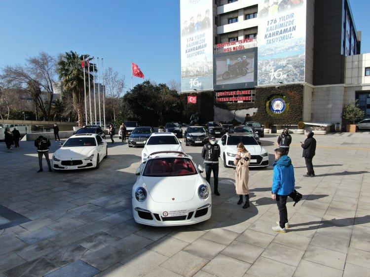 <p>Polis 8 şüpheliyi yakalandı. Operasyonlarda İstanbul'da 10 araç, Amasya ve Antalya'da 3 araç olmak üzere toplam 13 lüks araca el konuldu.</p>