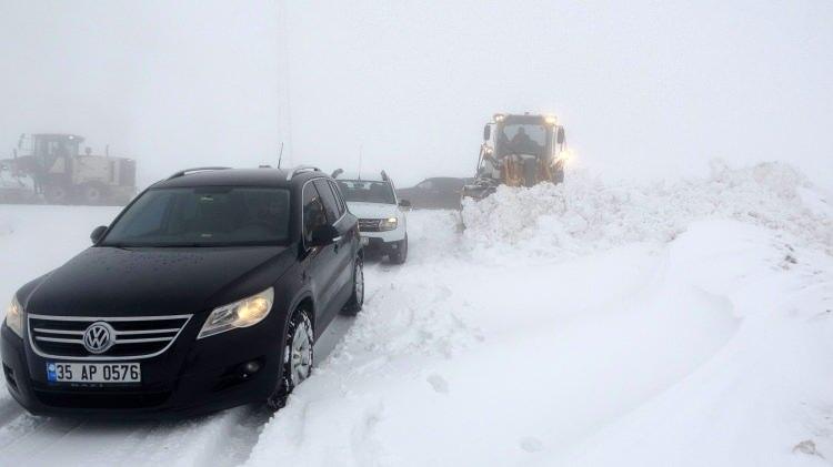 <p>Muş’ta etkili olan kar yağışı ve tipi nedeniyle mahsur kalan 4 araç içerisindeki 20 kişi ekipler tarafından kurtarıldı.</p>
