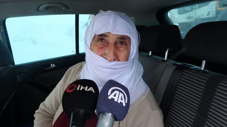 <p>3 saatlik zorlu çalışmayla araçları bulunduğu yerden güçlükle kurtaran ekipler, vatandaşları köylerine ulaştırdı. Ekiplerin bölgedeki çalışması devam ederken, kar yağışı ve tipinin etkisi sürüyor.</p>
