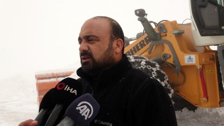 <p>Annesiyle birlikte hastaneden dönerken köy yolunda mahsur kalan Hasan Kırmızıyıldız, “Muş’ta hastaneden geliyoruz. Burada yollar tipi nedeniyle kapanmış durumda. </p>