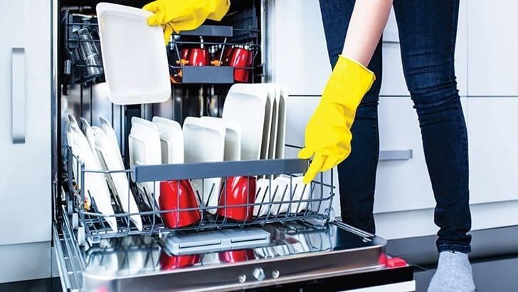 <p><span style="color:#0000CD"><strong>Limon asidik yapısı onu pH 2 değerine sahip doğal olduğu i&ccedil;in temizlikte tercih ediliyor. Limonun antibakteriyel &ouml;zelliği sayesinde b&uuml;t&uuml;n mikropları yok ediyor.&nbsp;</strong></span></p>
