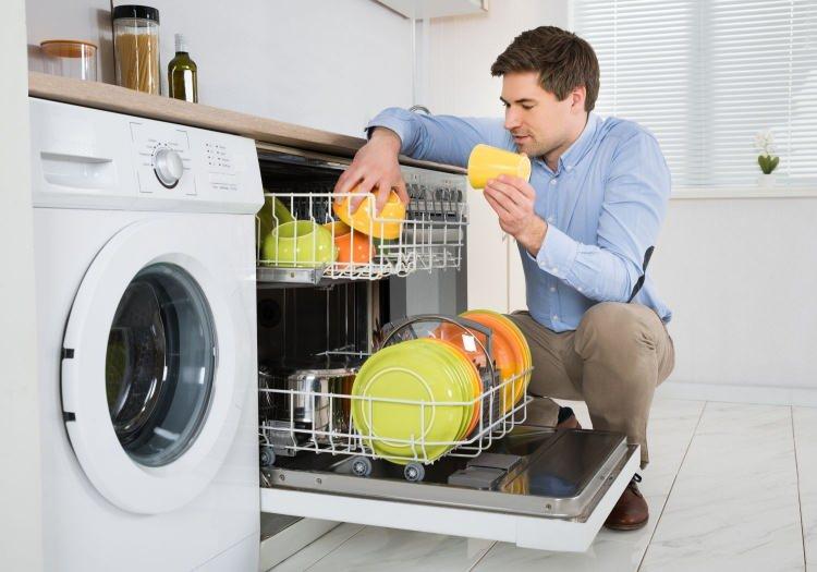 <p><span style="color:#0000CD"><strong>Mutfakta ev hanımlarının en büyük yardımcısı bulaşık makineleridir. Bulaşık makineleri, yemek yaptıktan sonra dağ gibi biriken bulaşıkları tek seferde tertemiz yıkayayarak büyük kolaylık sağlıyor. </strong></span></p>

<p> </p>

