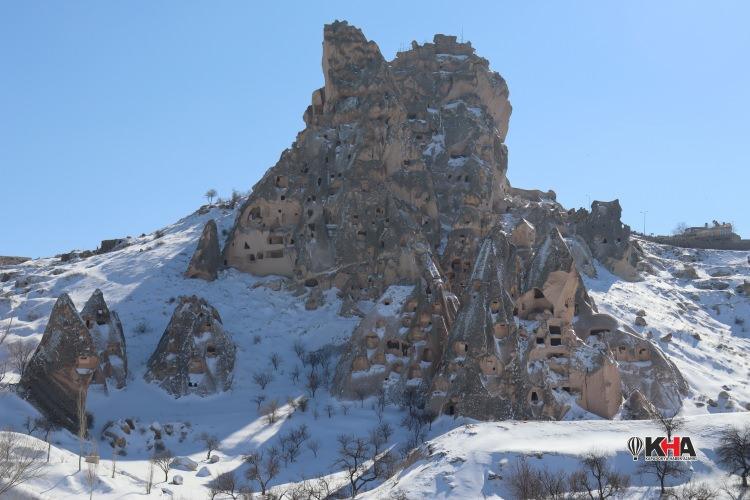 <p>Türkiye’nin önemli turizm merkezlerinden Kapadokya bölgesinde yağan kar yağışı sonrasında karla kaplı peribacaları kartpostallık görüntüler verdi.</p>
