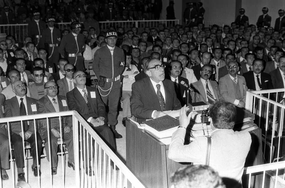 <p>"Türk milliyetçiliği fikrinin siyasi temsilcisi" olarak nitelendirilen parti, 1969 yılının 8-9 Şubat tarihlerinde Adana'da yapılan büyük kurultayda, Cumhuriyetçi Köylü Millet Partisi'nin adını MHP olarak değiştirmesiyle kuruldu.<br />
<br />
FOTOĞRAF: 14 Ekim 1981'de MHP ve Ülkücü kuruluşlar üyesi 587 sanık arasında yer alan MHP Genel Başkanı Alparslan Türkeş, Ankara Sıkıyönetim Komutanlığı 1 Nolu Askeri Mahkemesince yargılanmıştı.</p>

<p> </p>
