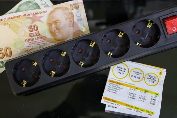 <p>"Az önce söylediğim bu iki farklı tarife alternatifi kullanıcılar tarafından fazla bilinmiyor. Aboneler mutlaka faturalarında yer alan tüketim değerlerini incelemeli, tüketimlerini daha çok gece zaman diliminde gerçekleştirenler ile tüketimlerinin belirli bir kısmını puant ve gündüz döneminden üç zamanlı tarifenin en avantajlı dönemi olan gece dönemine kaydırabilecek olanlar üç zamanlı tarifeyi tercih ederek önemli oranda tasarruf edebilirler.”</p>