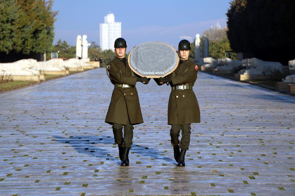 <p>Belirlediğimiz erbaş ve erleri direkt eğitime tabi tutuyoruz. Saygı nöbetlerimiz 1 saat sürmektedir. Türkiye Cumhuriyeti’nin kurucusu Gazi Mustafa Kemal Atatürk’ün edebi istirahatgahında aynı anda 7 saygı nöbetçisi nöbet tutmaktadır" dedi.</p>
