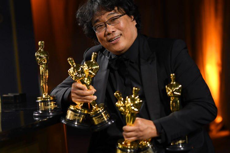 <p><strong>Oscar'da 4 farklı dalda 4 farklı ödül alan Parazit filminin ünlü yönetmeni Bong Joon Ho, aynı zamanda Cannes film ve Altın Küre ödüllerini de topladı. </strong></p>
