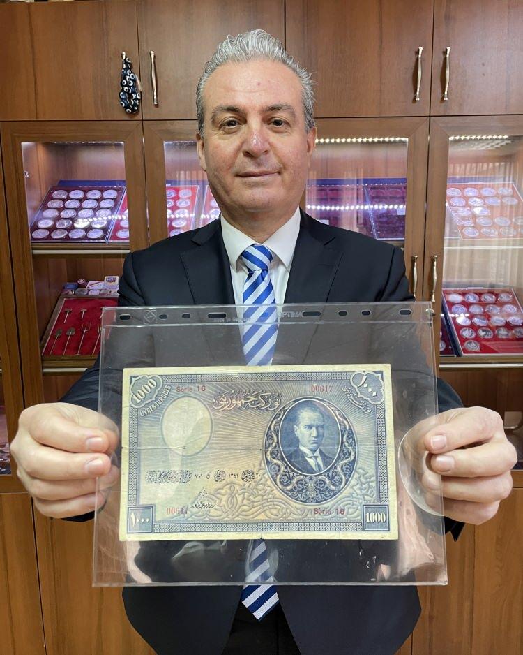 <p>"1927 yılında basılan 1. emisyon 1000 lira 1939'da tedavülden kaldırıldı. Tedavülde kaldığı yaklaşık 12 yıl boyunca 15 bin 374 adet basıldı. 1939'da tedavülden kaldırıldığında 23 adeti değiştirilmek üzere Merkez Bankasına iade edilmedi.</p>
