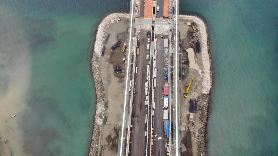 <p>Tüm bu problemlere kalıcı çözüm üretecek ve boğazda kesintisiz ulaşım sağlayacak olan 1915 Çanakkale Köprüsü'nün hizmete açılması için geri sayım başladı.</p>
