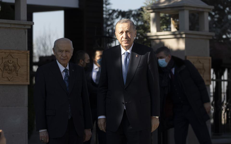 <p>Cumhurbaşkanı Recep Tayyip Erdoğan (sağda), 5 Ocak 2022'de MHP Genel Başkanı Devlet Bahçeli'yi evinde ziyaret etmişti. Bahçeli, Cumhurbaşkanı Erdoğan'ı Beytepe'deki konutunun kapısında karşılamıştı.</p>
