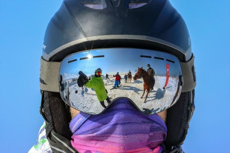 <p>Denizlerde sürat teknelerine bağlı olarak yapılan su kayağından esinlenen sporcular, belediyenin desteğiyle snowboard sporunu bu kez düz zeminde önlerine koşulan binicili atlarla yaptı.</p>

<p> </p>
