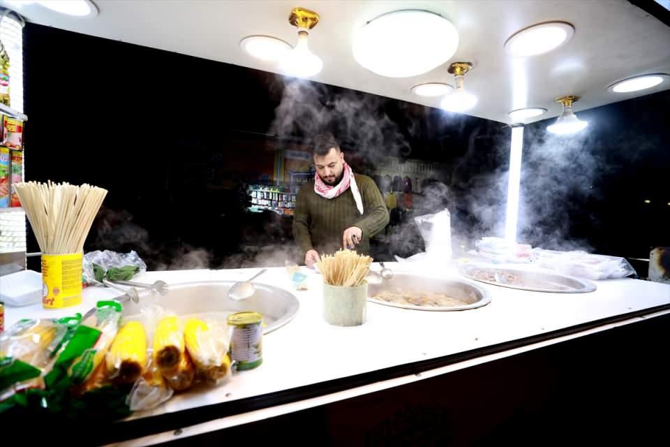 <p>Uygun fiyatlı yeme-içme imkanı sunan seyyar tezgahlarda türlü et çeşitleri, kebap, tantuni, kuba, sandviçler, atıştırmalık çerezler ve tatlıların yanı sıra ördek, güvercin, horoz ve bıldırcın eti gibi alternatif lezzetler de karşınıza çıkıyor.</p>
<p> </p>