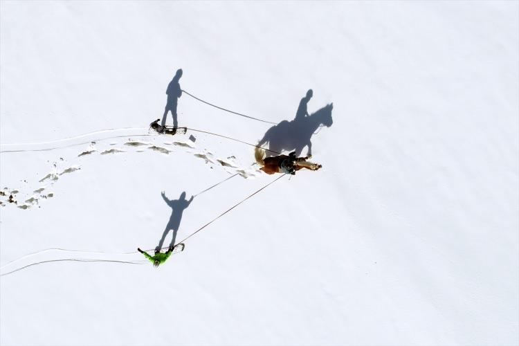 <p>Van'ın Edremit ilçesinde kayakçılar, Olimpik Binicilik Merkezi'nde atlara bağladıkları iplerle karda snowboard yaptı.</p>
