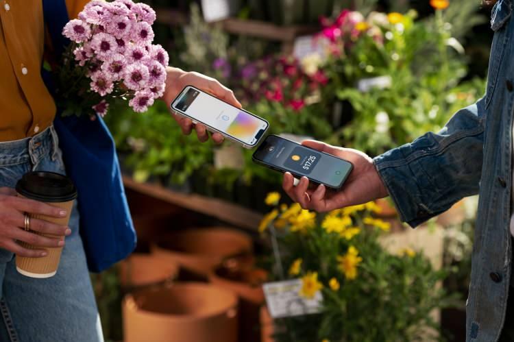 <p><span style="color:#FF0000"><strong>ALIŞVERİŞTE YENİ DÖNEM</strong></span></p>

<p>Apple'ın, küçük işletmelerin herhangi bir ek donanım gerekmeksizin iPhone'lardan ödeme kabul etmelerini sağlayacak yeni bir hizmet sunmayı planladığı iddia edilmişti. </p>
