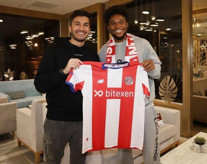 <p>Luiz Adriano</p>
<p>Palmeiras -> Antalyaspor</p>
<p>Bonservis: Bedelsiz</p>