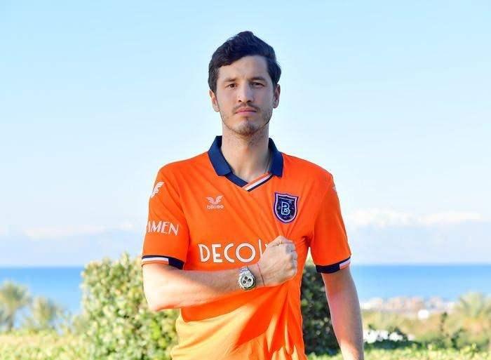 <p>Salih Uçan</p>
<p>Beşiktaş -> Başakşehir</p>
<p>Bonservis: Kiralık</p>