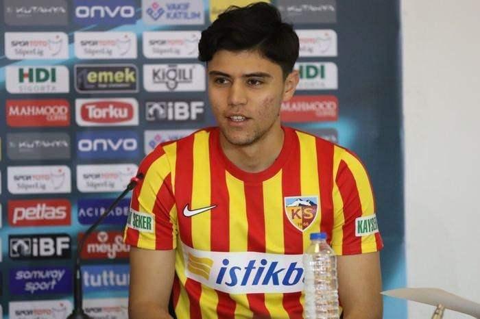 <p>Arif Kocaman</p>
<p>Sakaryaspor -> Kayserispor</p>
<p>Bonservis: Açıklanmadı</p>