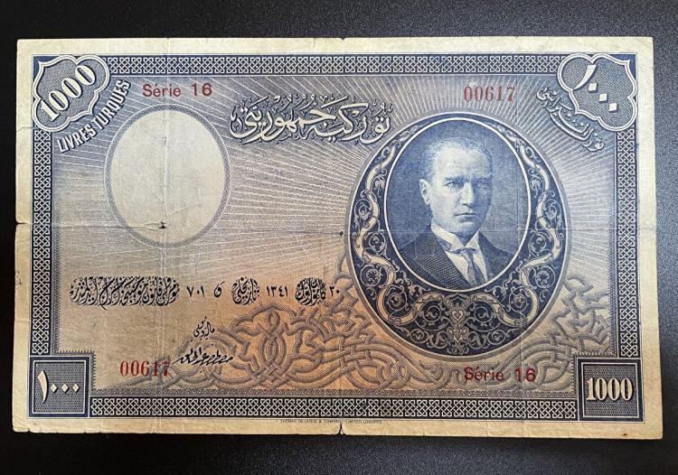 <p>Koleksiyoncular tarafından Türkiye'nin en değerli banknotu olarak nitelendirilen İngiltere basımı birinci emisyon 1000 lira, müzayedede satışa çıkarıldı. Tedavüle çıktığı 1927 yılında 1000 Cumhuriyet altını karşılığı olan tarihi para, müzayedede 800 bin lira açılış fiyatıyla yeni sahibini arıyor.</p>
