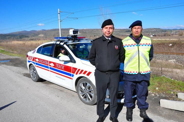 <p>Şerit ve araç sınıfı bazlı hız limiti ayarlanabilmesine imkan sağlayan yerli ve milli radar ile aynı anda onlarca araç, 4 şeride kadar eş zamanlı takip edebiliyor ve ihlalleri ayrı ayrı oluşturabiliyor.</p>