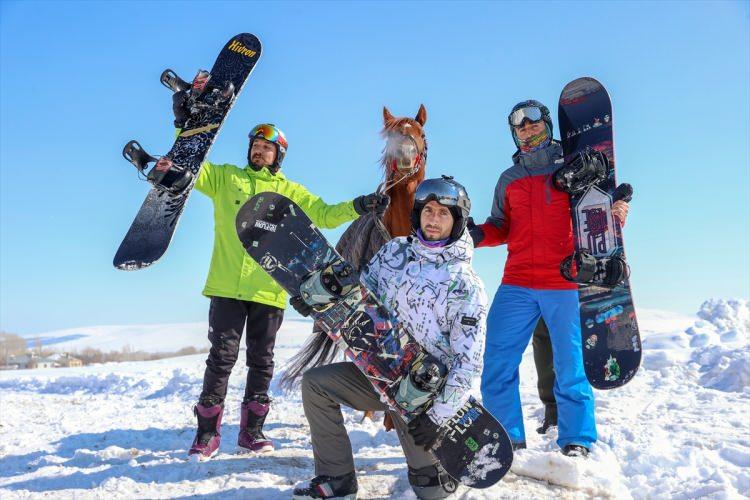 <p>Beyaz kar örtüsünde atların çektiği snowboardcular, bu denemeleriyle karda farklı bir kayak heyecanı yaşadı.</p>

<p> </p>
