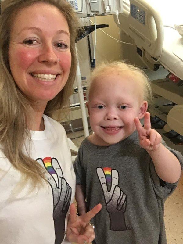 <p><span style="color:#800080"><strong>Hala belirli ila&ccedil; destekleri ile uyuması gerekiyor. Serum yoluyla aldığı destekler, ihtiya&ccedil; duyduğu vitaminleri ve besinleri alabilmesinin tek yolu.</strong></span></p>
