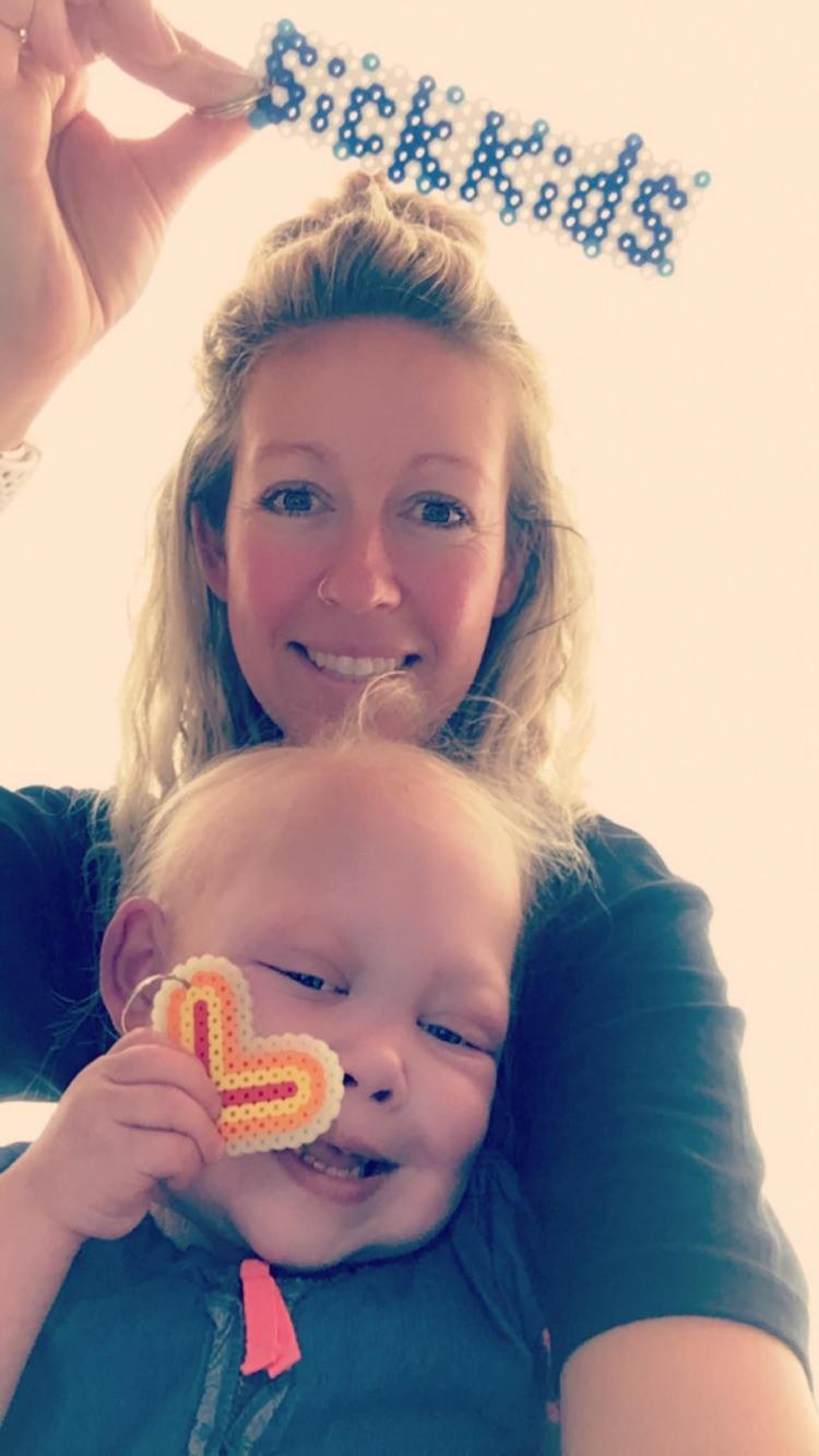 <p><span style="color:#800080"><strong>Anne Thompson, kızının bu kadar &uuml;nl&uuml; olmasının aslında &ccedil;ok daha b&uuml;y&uuml;k bir amaca hizmet ettiğini s&ouml;yl&uuml;yor. Bu g&ouml;nderi paylaşmaya başlamasının asıl nedeninin insanların neyle uğraştığı konusunda eğitmek istediğini s&ouml;yleyen anne, bunun Bella'yı daha iyi koruyacağını d&uuml;ş&uuml;nd&uuml;ğ&uuml;n&uuml; belirtti.</strong></span></p>

<p>&nbsp;</p>
