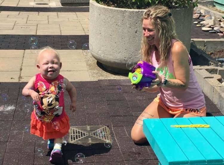 <p><span style="color:#800080"><strong>İnsanlar bir şeyi bilmedikleri veya anlamadıkları zaman kaba ve incitici olabileceklerini s&ouml;yleyen anne, kendisi hakkında k&ouml;t&uuml; hissetmesine neden olacak hi&ccedil;bir şey olmamasını istemediğini anlattı. "Bu nedenle sosyal medyayı kullanmak, insanların onun neyle m&uuml;cadele ettiği konusunda daha iyi bir anlayış geliştirmesini sağladı" diyerek aslında bunun Bella'yı koruma y&ouml;ntemi olduğunu anlattı.</strong></span></p>

<p>&nbsp;</p>
