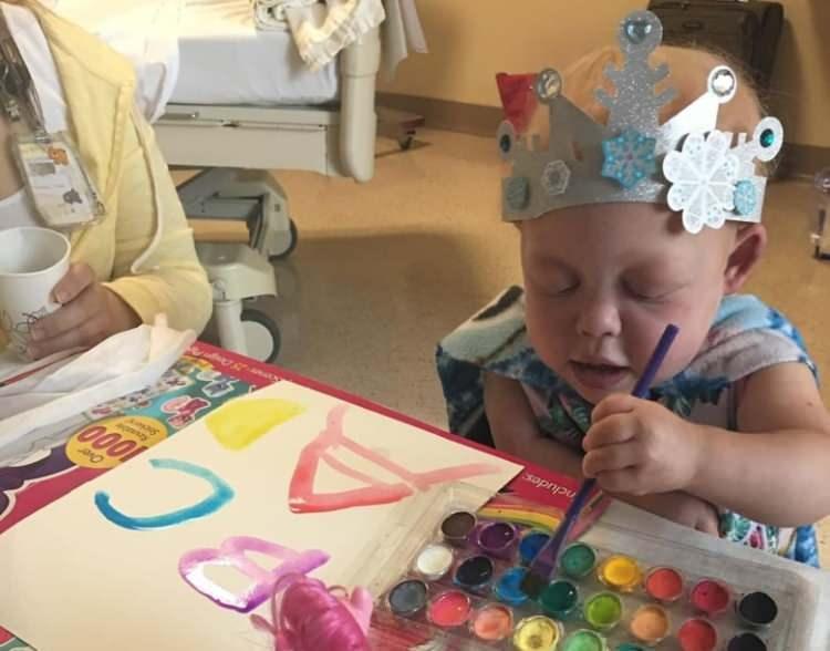 <p><span style="color:#800080"><strong>Seyrek olarak &ccedil;ıkan sa&ccedil;ları, a&ccedil;ık renkli cildi ve bir t&uuml;r kemik b&uuml;y&uuml;me bozukluğu, onuın hayal bir yaşındaki bir fiziksel yapıya sahip olduğu anlamına geliyor. Doktorlar hen&uuml;z b&uuml;y&uuml;meye devam edip etmeyeceğini bilmese de Bella'nın biraz daha uzayabileceğine inanılıyor.</strong></span></p>

<p>&nbsp;</p>
